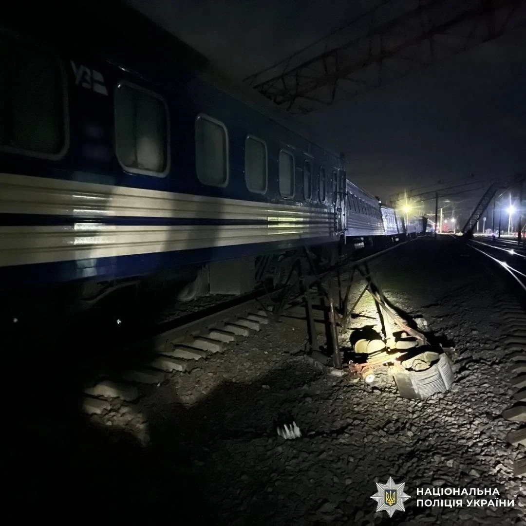 Аварія на залізничному переїзді: потяг Харків – Львів зіткнувся з вантажівкою