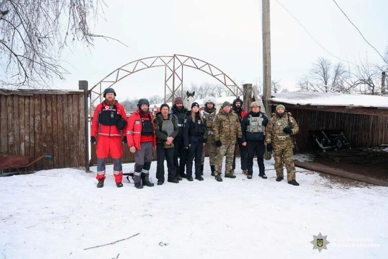 Порятунок під прицілом ворожих дронів: коней зі Старосалтівської громади перевозять до Харкова