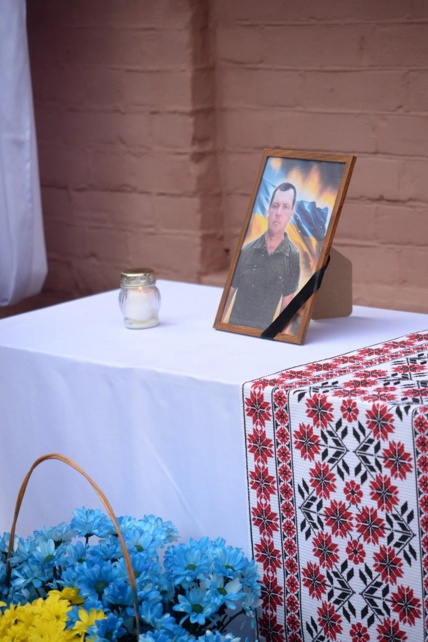 У Харкові увічнили пам’ять двох захисників України: на фасадах ліцеїв з’явилися меморіальні дошки