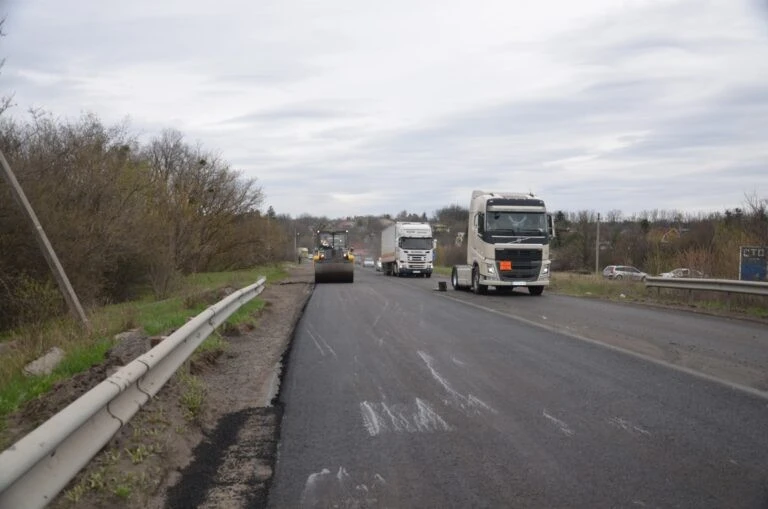 Атака російського дрона на Харківщині: зупинка заводу та вплив на ремонт доріг