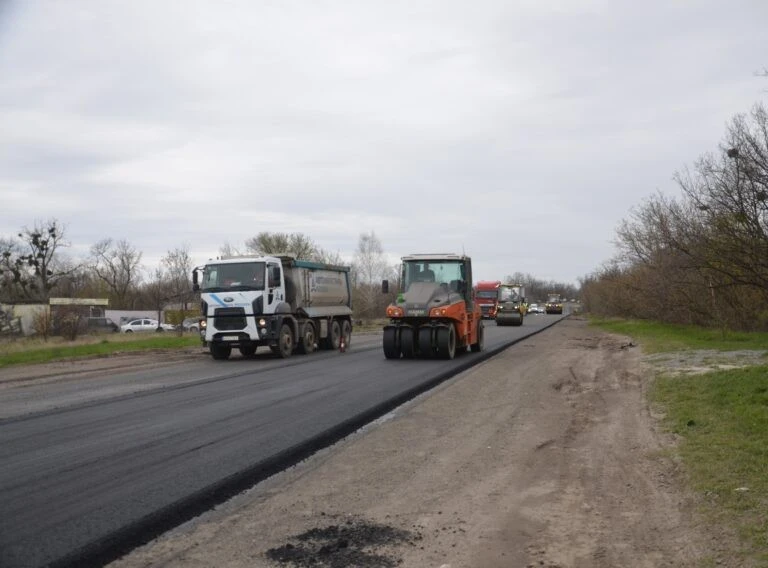 Атака російського дрона на Харківщині: зупинка заводу та вплив на ремонт доріг