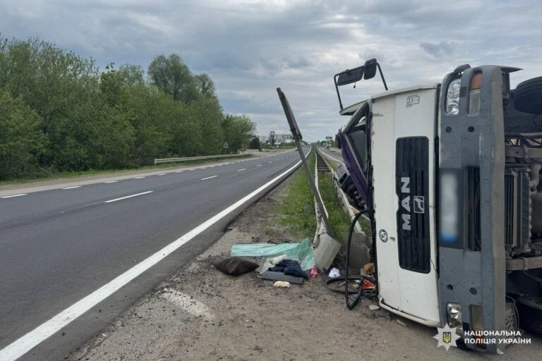 Під Харковом вантажівка з підлітком у салоні з’їхала з дороги і перекинулася – постраждали двоє