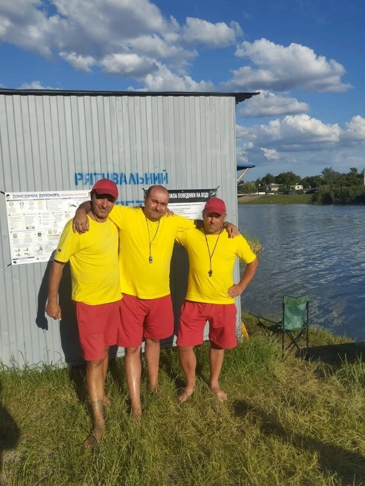 Харківські рятувальники витягли підлітка з води після небезпечного стрибка