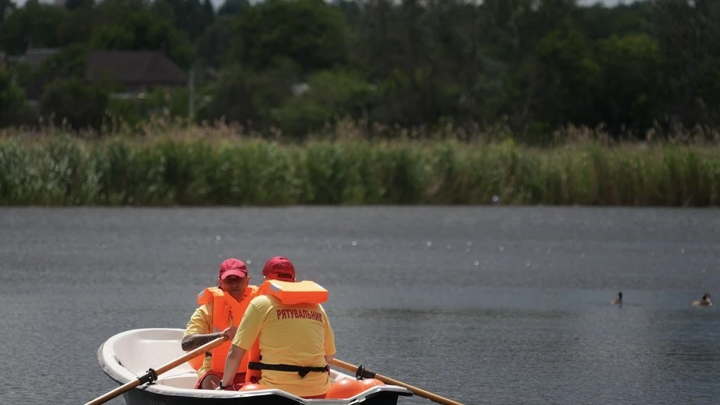 Харківські рятувальники витягли підлітка з води після небезпечного стрибка Харківські рятувальники витягли підлітка з води після небезпечного стрибка